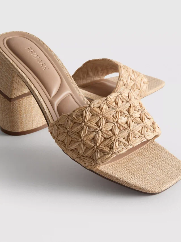 Mules med blokkhæl i raffia
