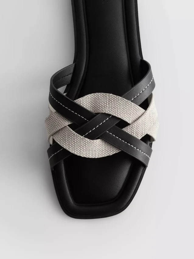 Mules med flettede stropper