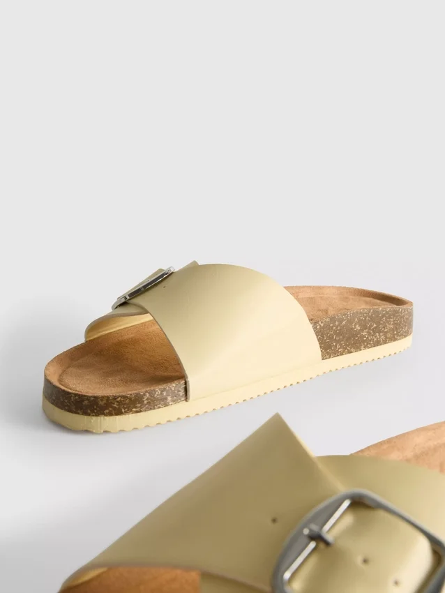 Mulesandaler med spenne