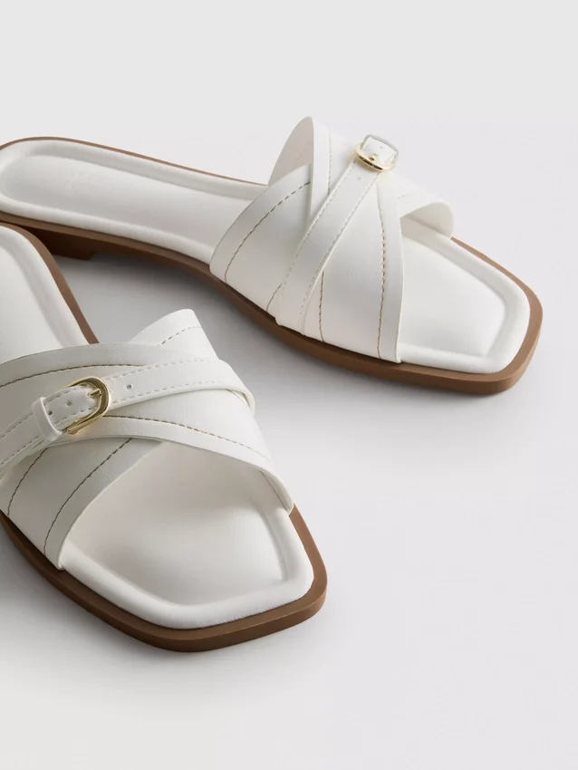 Mulesandaler med spenne