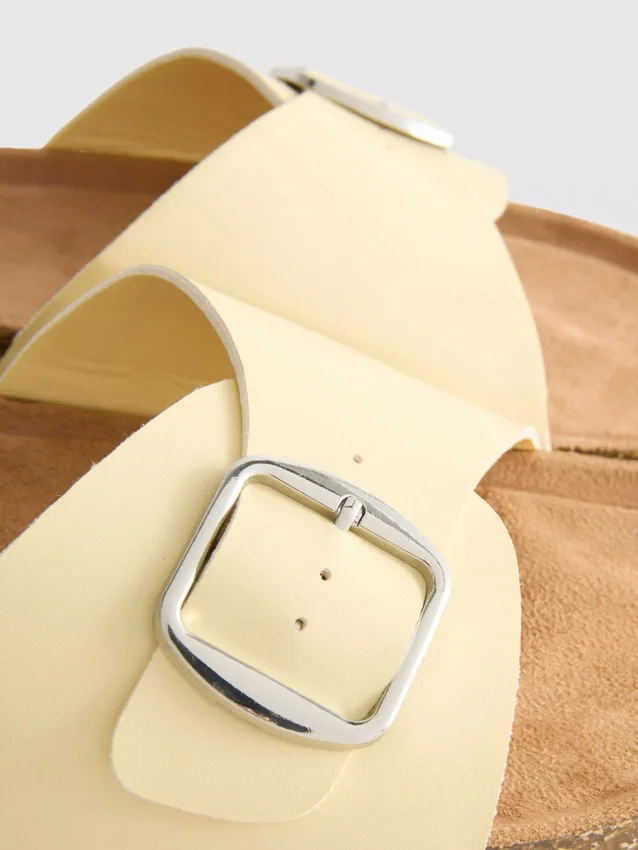 Mulesandaler med spenne