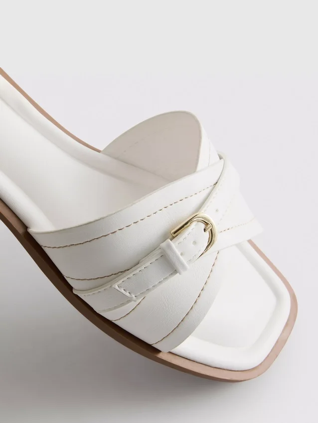 Mulesandaler med spenne