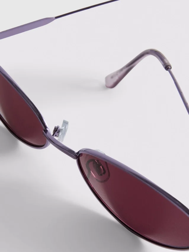 Ovale solbriller fra 90-tallet med tonede glass
