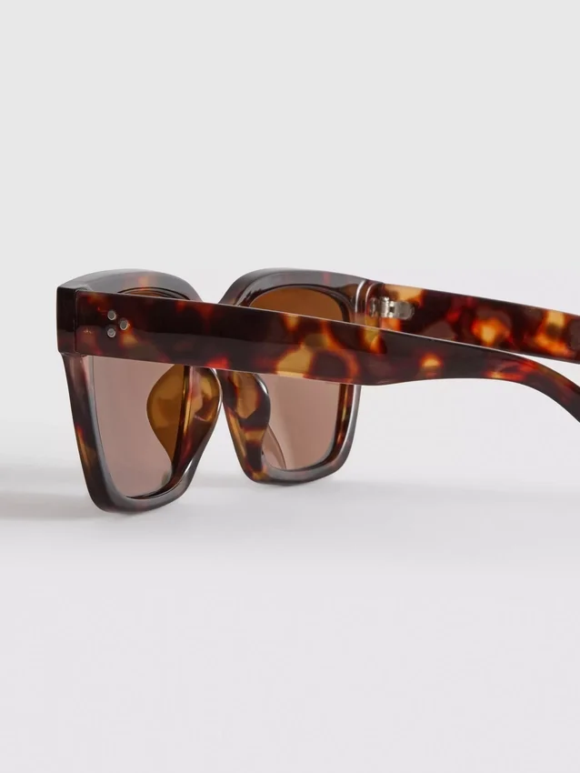 Overdimensjonerte solbriller i «cat eye»-stil