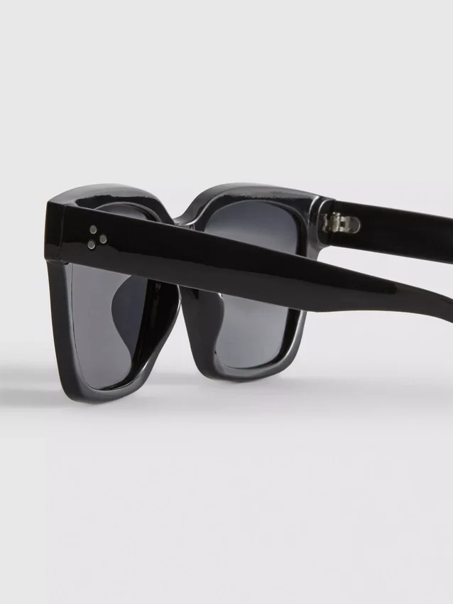 Overdimensjonerte solbriller i «cat eye»-stil