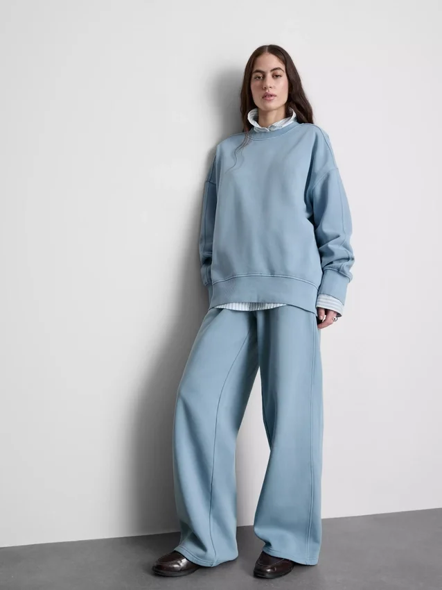 Oversized genser med nedlagte skuldre