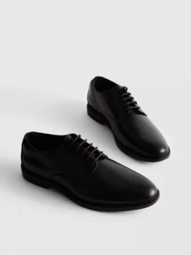 Oxfordsko med snøring