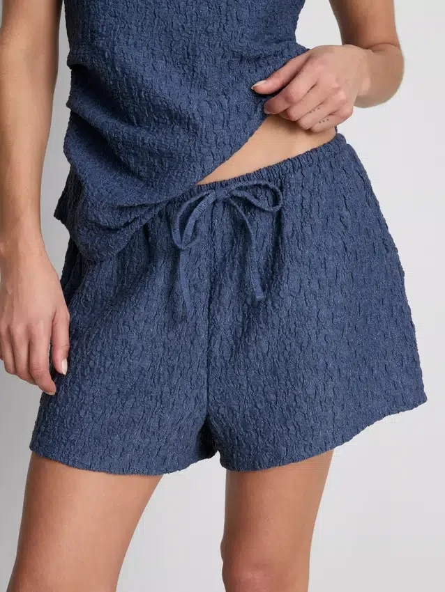 Paula Echevarría avslappede krøllete shorts