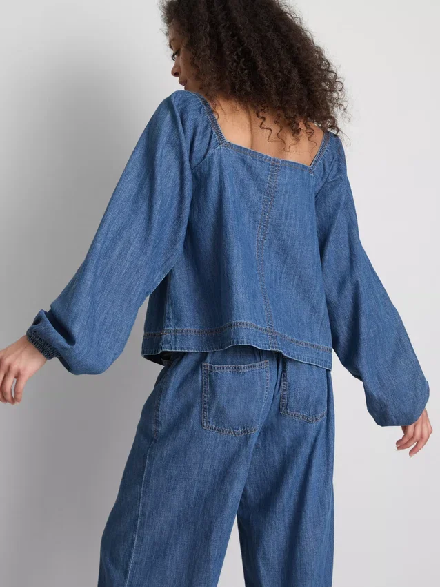 Paula Echevarría denim-top med puffermmer