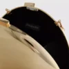 Paula Echevarría metallisk oval crossbody-veske