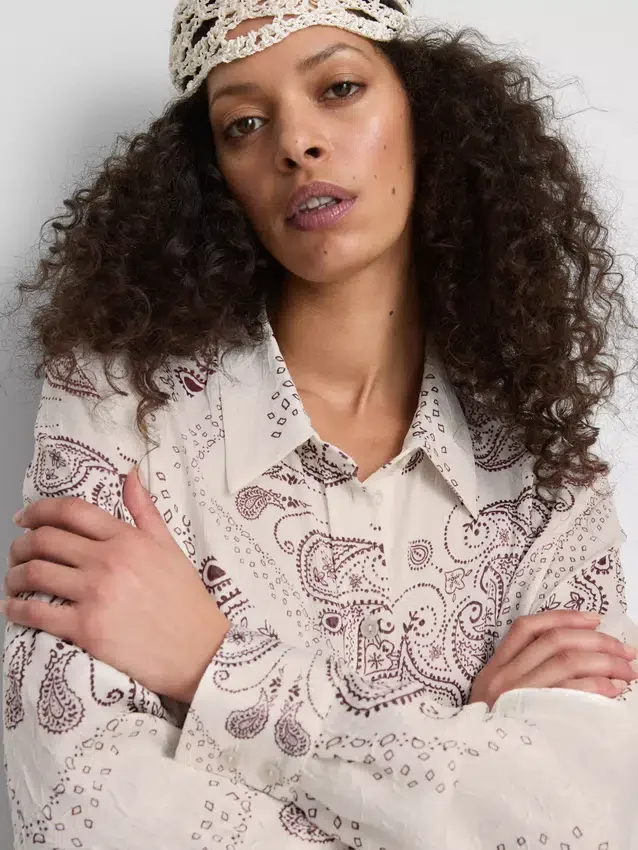 Paula Echevarría paisley-skjorte i krøllet sateng med knapper