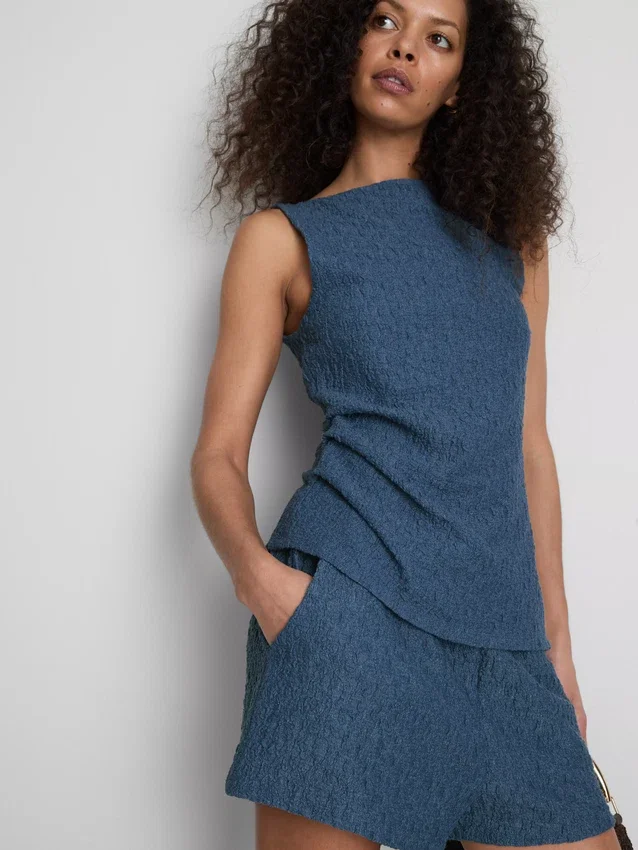 Paula Echevarría rynket, krøllet tank-top