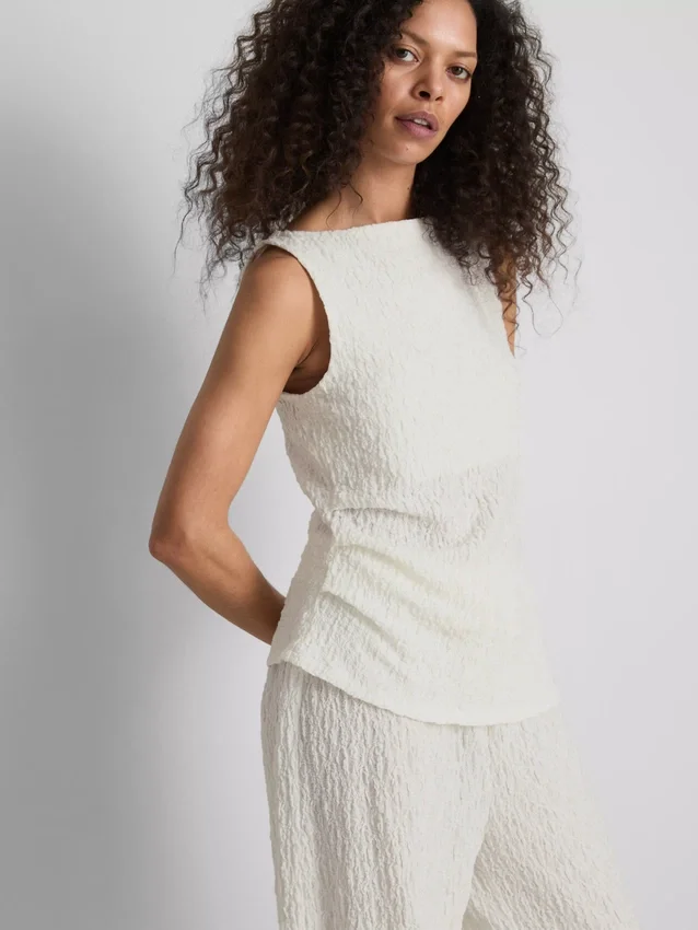 Paula Echevarría rynket, krøllet tank-top