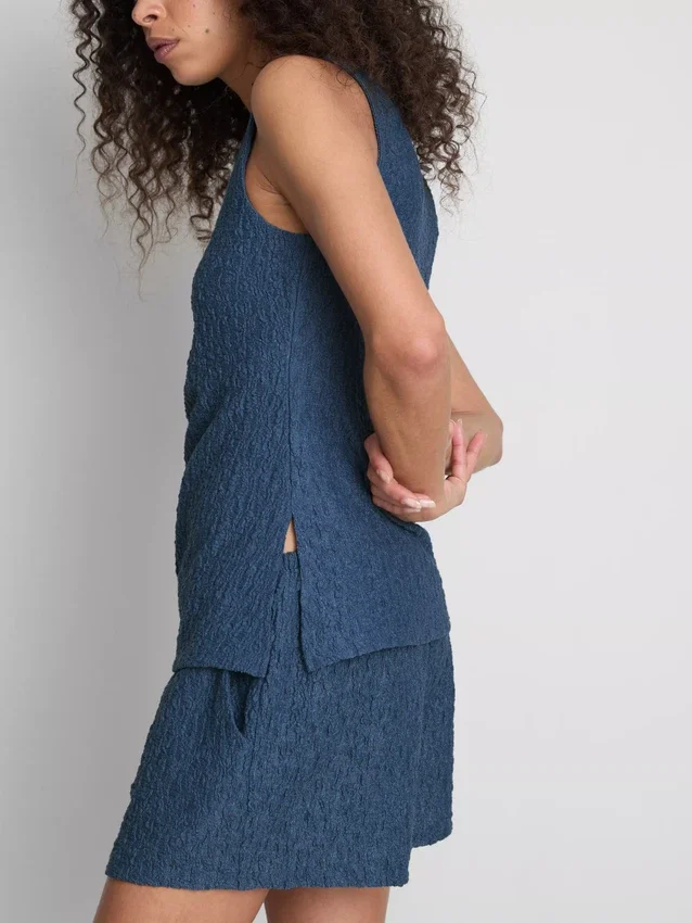 Paula Echevarría rynket, krøllet tank-top