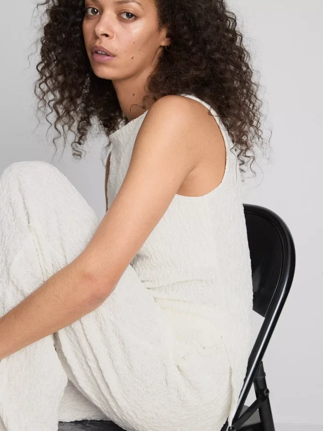 Paula Echevarría rynket, krøllet tank-top