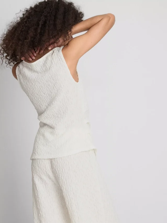 Paula Echevarría rynket, krøllet tank-top
