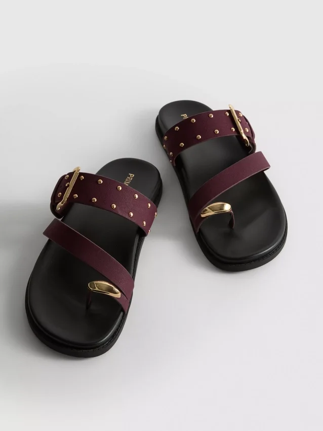 Paula Echevarría-sandaler med nitter på fotbedet
