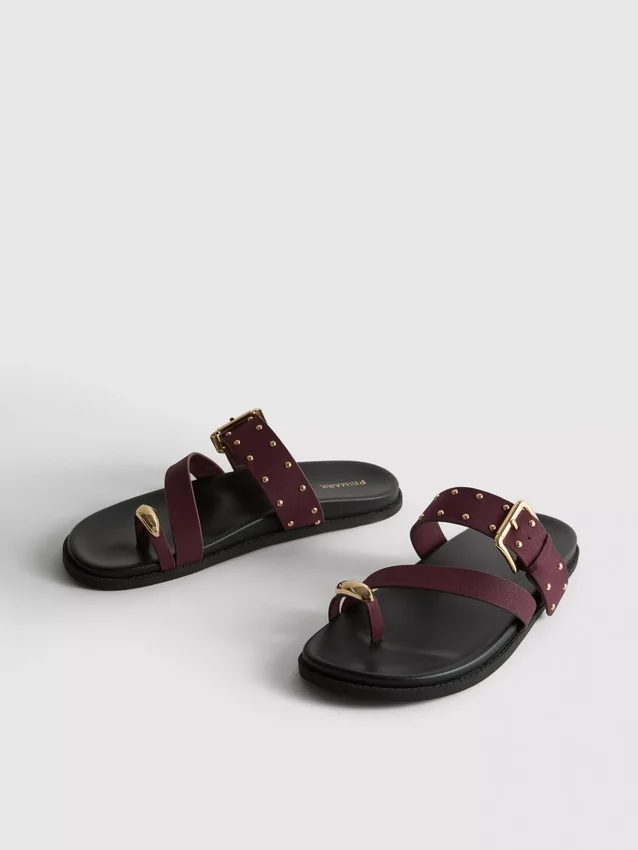 Paula Echevarría-sandaler med nitter på fotbedet