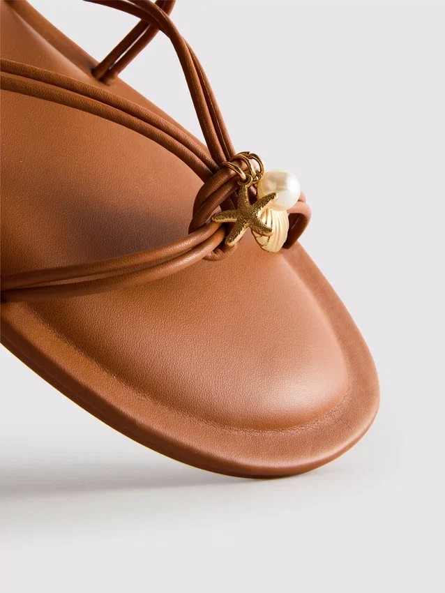 Paula Echevarría sandaler med stropper og pynt