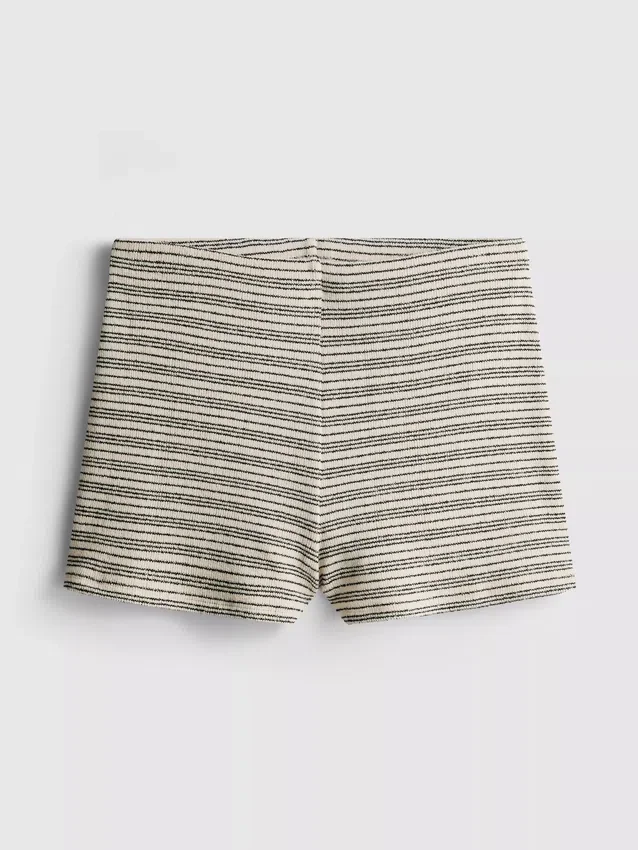 Paula Echevarría strikkede stripete minishorts