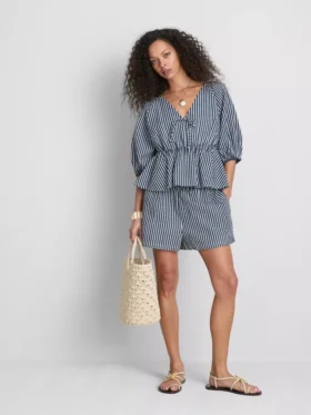 Paula Echevarría stripet seersucker-bluse med puffermmer