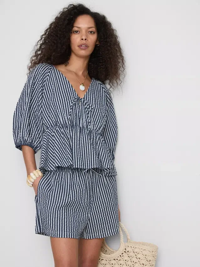 Paula Echevarría stripet seersucker-bluse med puffermmer