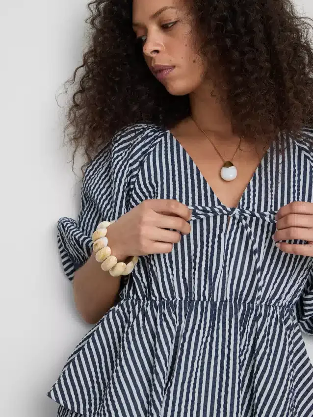 Paula Echevarría stripet seersucker-bluse med puffermmer