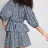 Paula Echevarría stripet seersucker-bluse med puffermmer