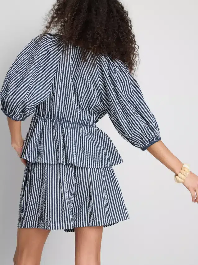 Paula Echevarría stripet seersucker-bluse med puffermmer