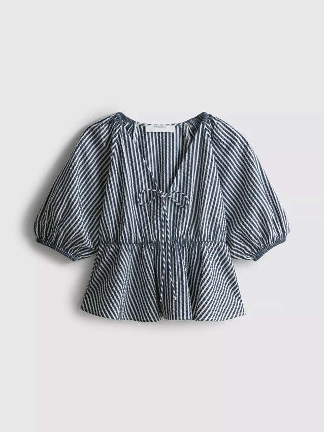 Paula Echevarría stripet seersucker-bluse med puffermmer