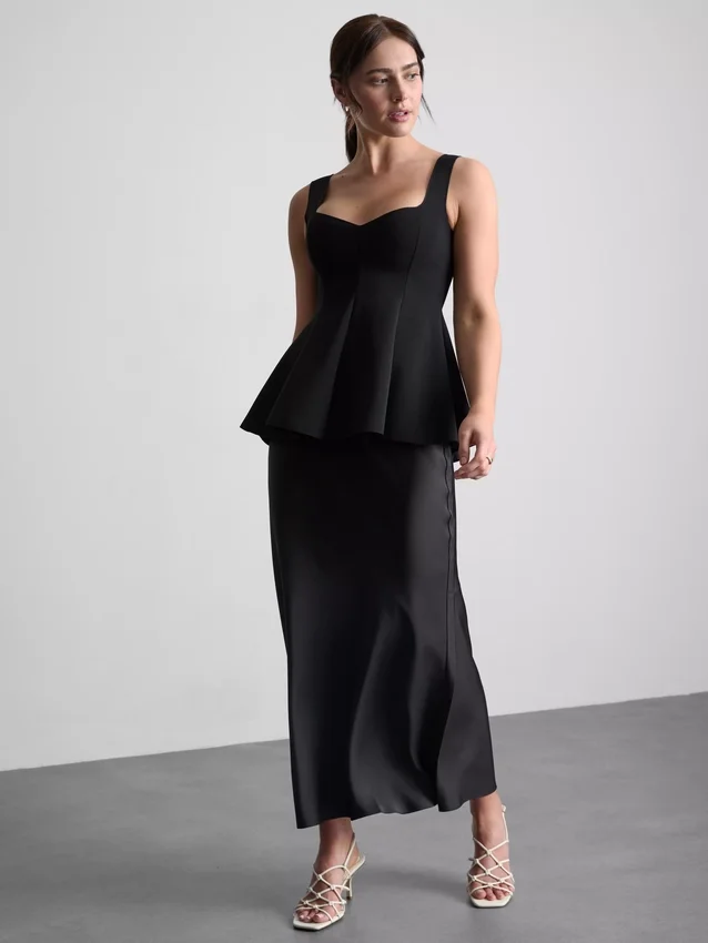 Peplum-top i krepp med hjerteformet utringning