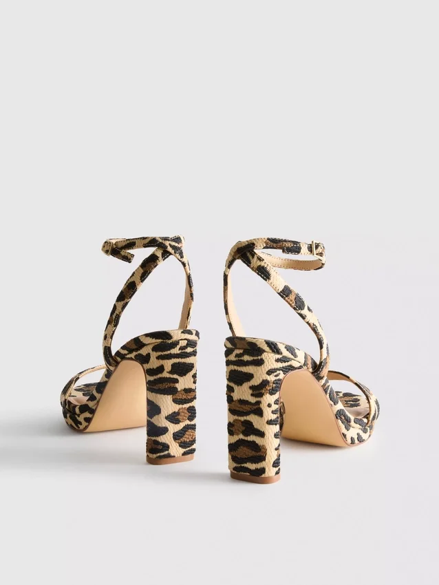 Platform-høyhælte sko med leopardmønster