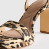Platform-høyhælte sko med leopardmønster