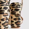 Platform-høyhælte sko med leopardmønster