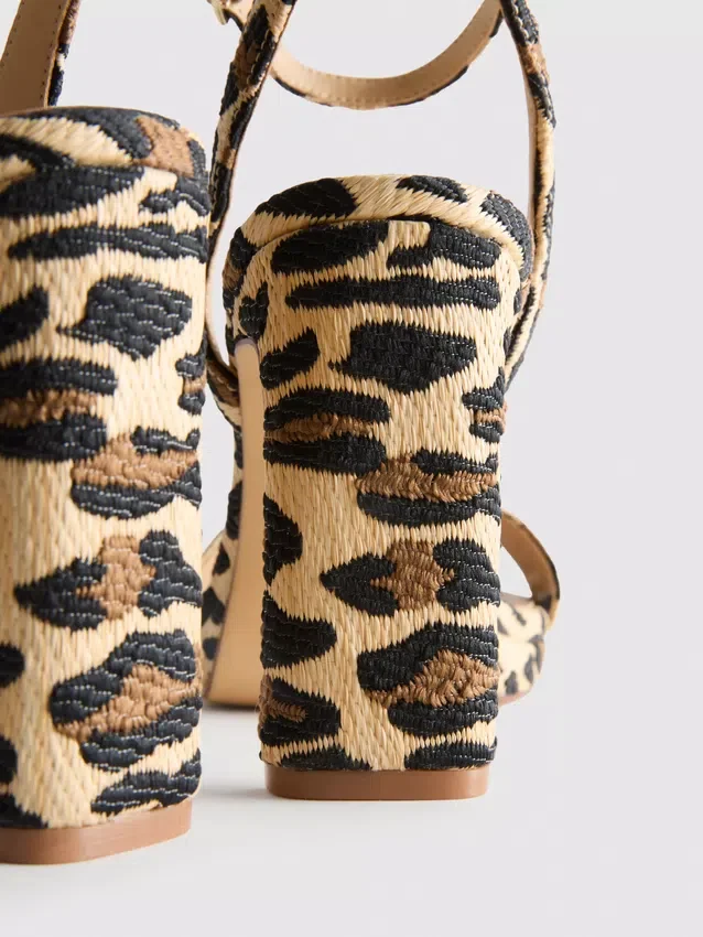 Platform-høyhælte sko med leopardmønster