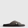 Pool-sandaler med kryssende stropper