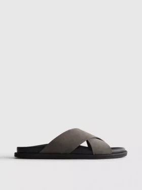 Pool-sandaler med kryssende stropper