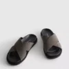 Pool-sandaler med kryssende stropper