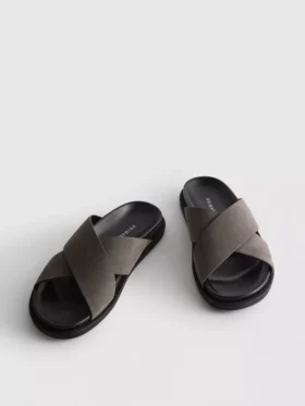 Pool-sandaler med kryssende stropper