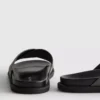 Pool-sandaler med kryssende stropper