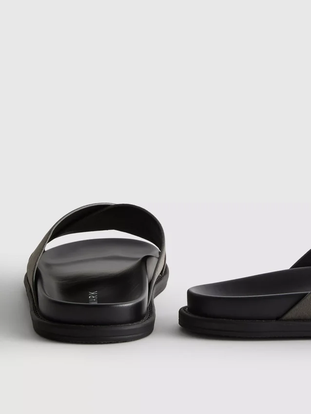 Pool-sandaler med kryssende stropper