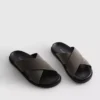 Pool-sandaler med kryssende stropper