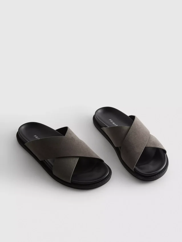 Pool-sandaler med kryssende stropper