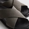 Pool-sandaler med kryssende stropper