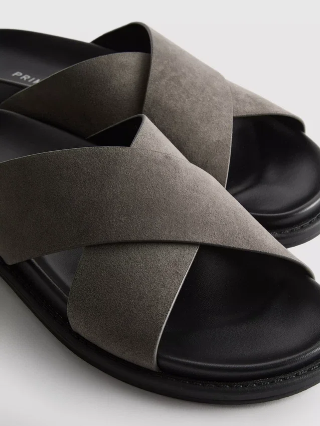 Pool-sandaler med kryssende stropper