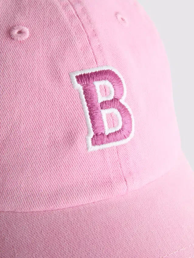Primark-scenen | baseballcap med broderte initialer