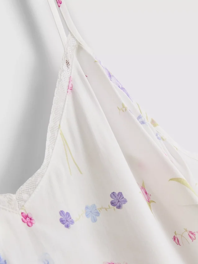 Pysjamaser-cami-top med blomstermønster