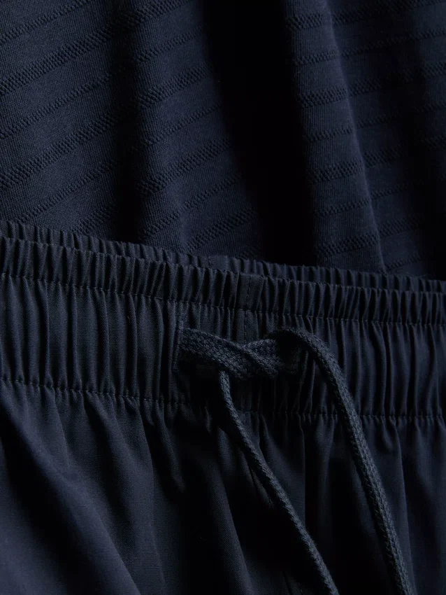 Pysjamassett med T-skjorte og shorts