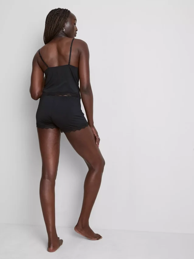 Pysjamassett med tettsittende cami og shorts