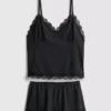 Pysjamassett med tettsittende cami og shorts